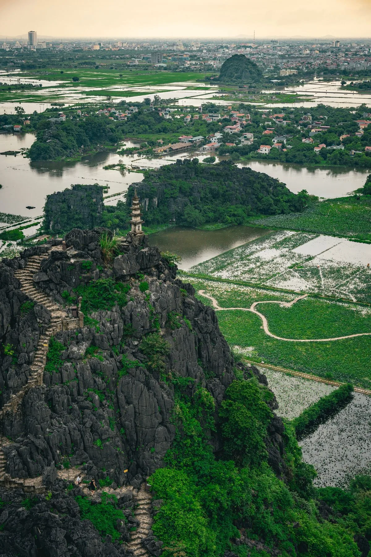 River and rice fields below Hang Múa